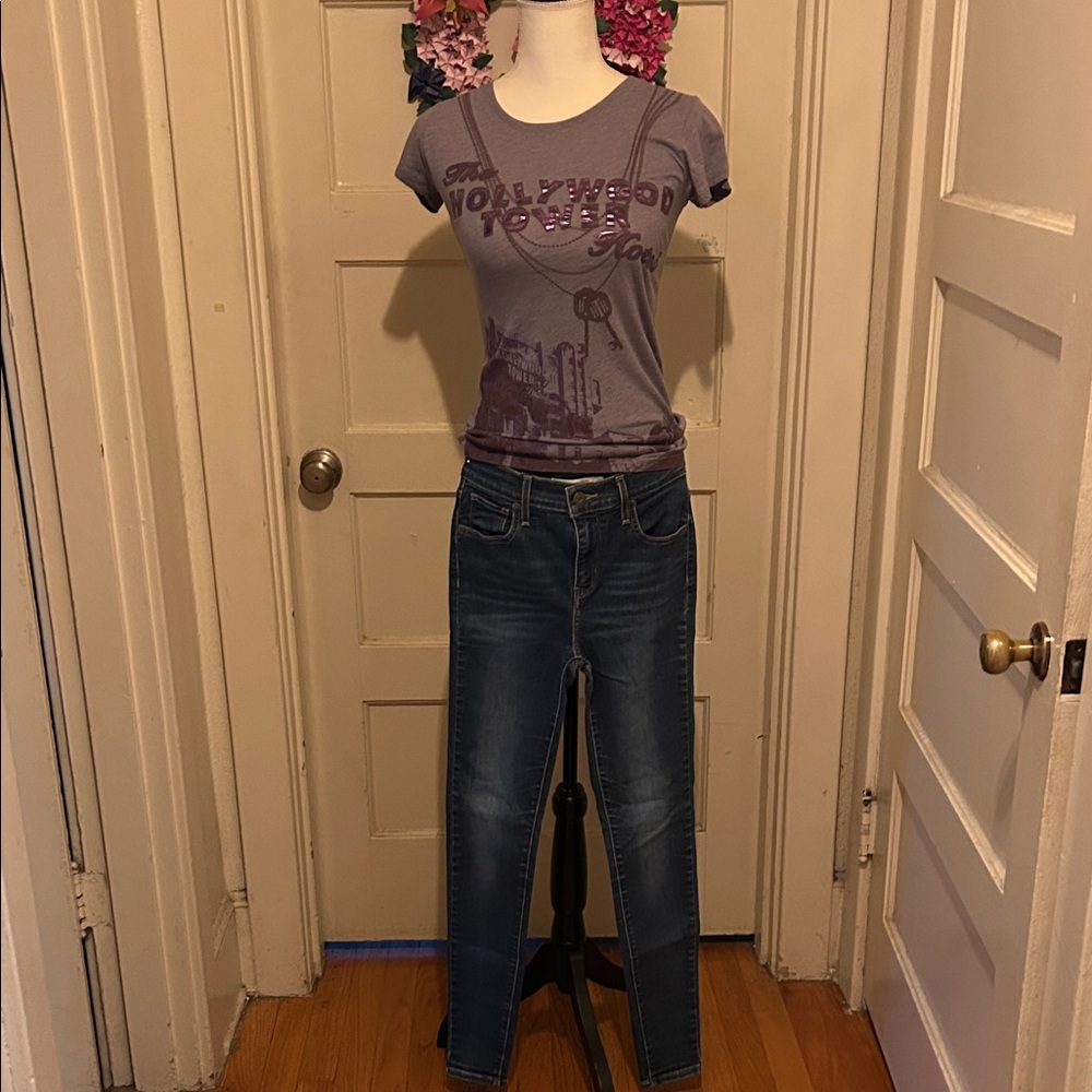 Levi Strauss and Company Classic Women's Dark Blue Skinny Jeans.